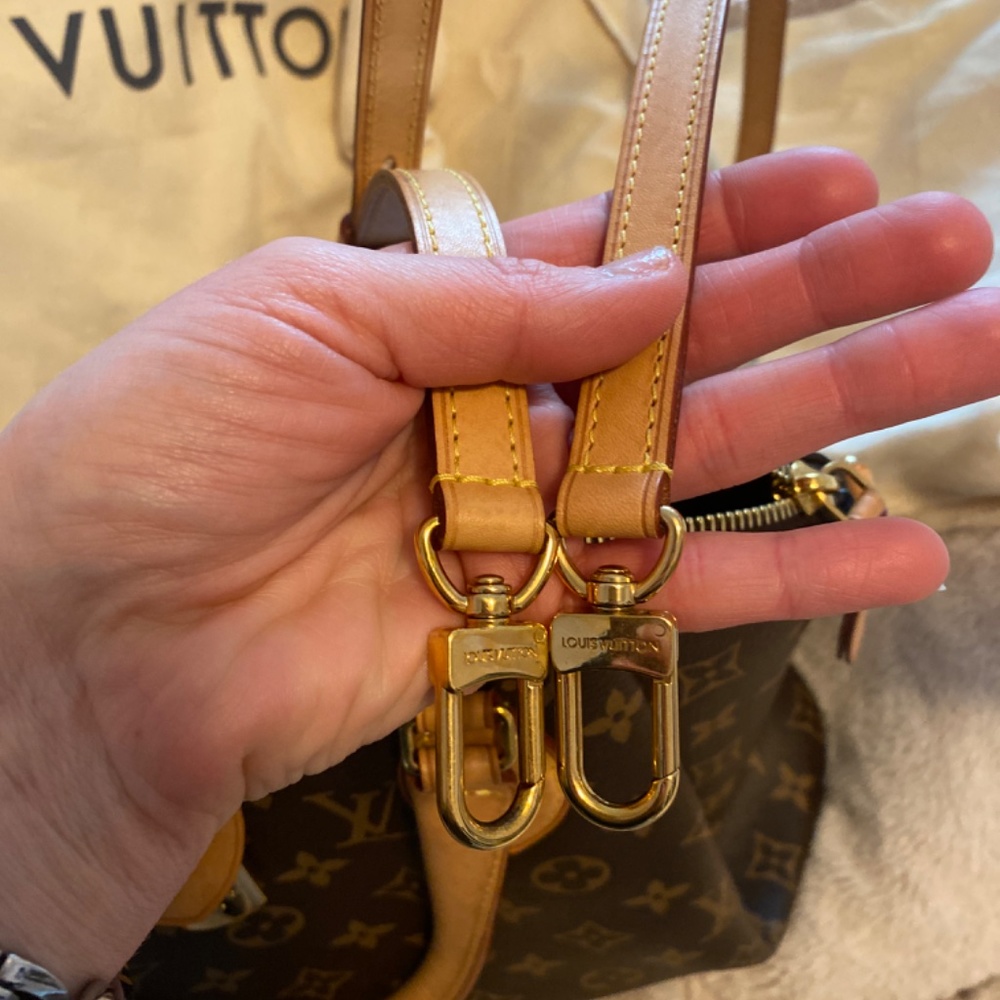 Louis Vuitton Rivoli MM - Picture 8 of 12